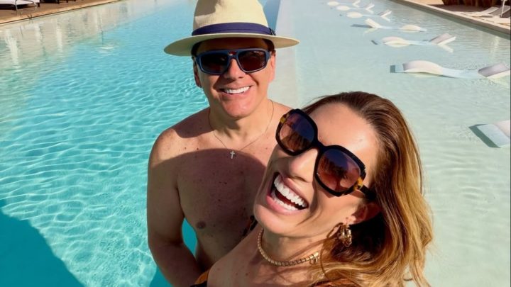 Elaine Mickely e Cesar Filho abrem álbum de férias em resort de luxo na Arábia Saudita com diárias que podem passar de R$ 6 mil