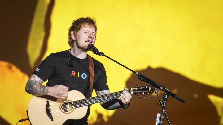 Em primeiro show durante crise, Ed Sheeran admitiu 'erro' e disse que ficou com medo de 'jogarem coisas' no palco