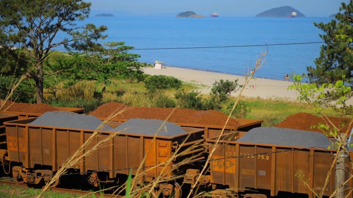 Empresa é autuada por dispersão de minério de ferro em condomínios de luxo de Mangaratiba