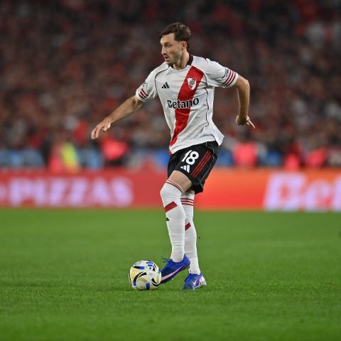 Entre Flamengo e River Plate, Viña segue encostado e vive impasse para continuidade da carreira