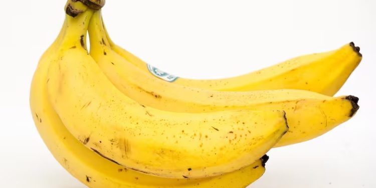 Envolver bananas em papel alumínio ajuda a conservá-las por mais tempo? Entenda