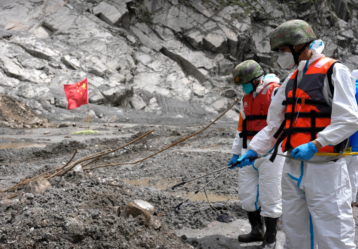 Equipes buscam mais sobreviventes após resgate de dois trabalhadores vivos em túnel no Nepal