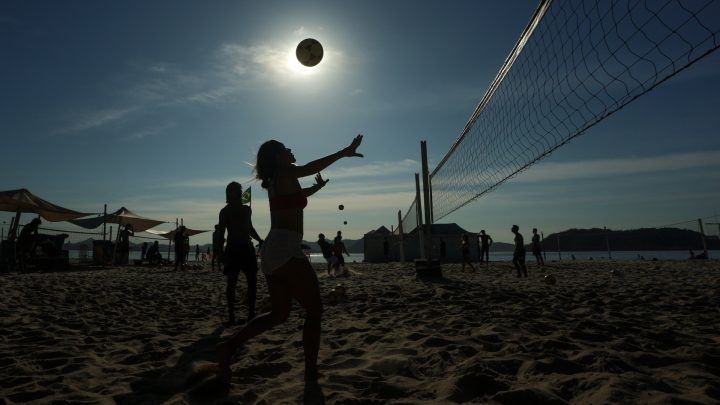 Esportes na areia ganham espaço entre os adolescentes; veja vantagens para a faixa etária