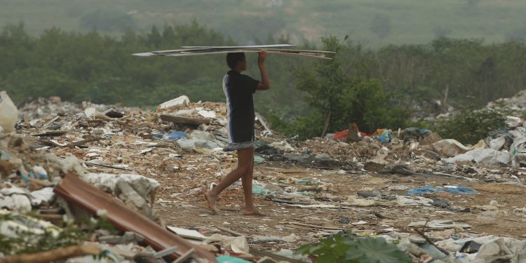Estado do Rio gera 4,5 milhões de litros de chorume por dia, mostra estudo