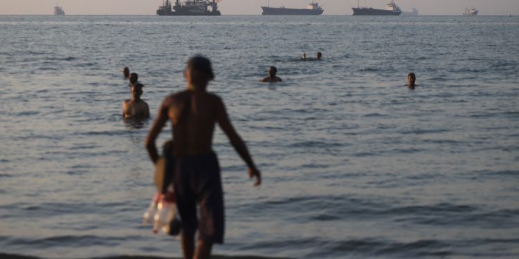Estados Unidos dizem que fluxo de petróleo em Ormuz voltou 'quase' a níveis pré-guerra