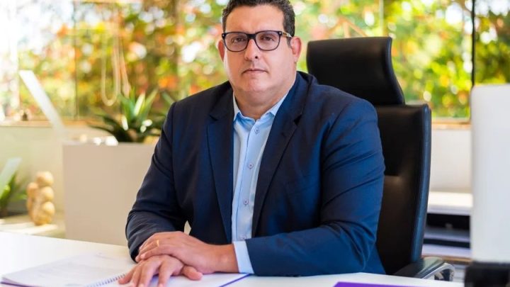 Ex-marqueteiro de Flávio Bolsonaro enviou R$ 1 milhão para produtora de Dark Horse, diz PF