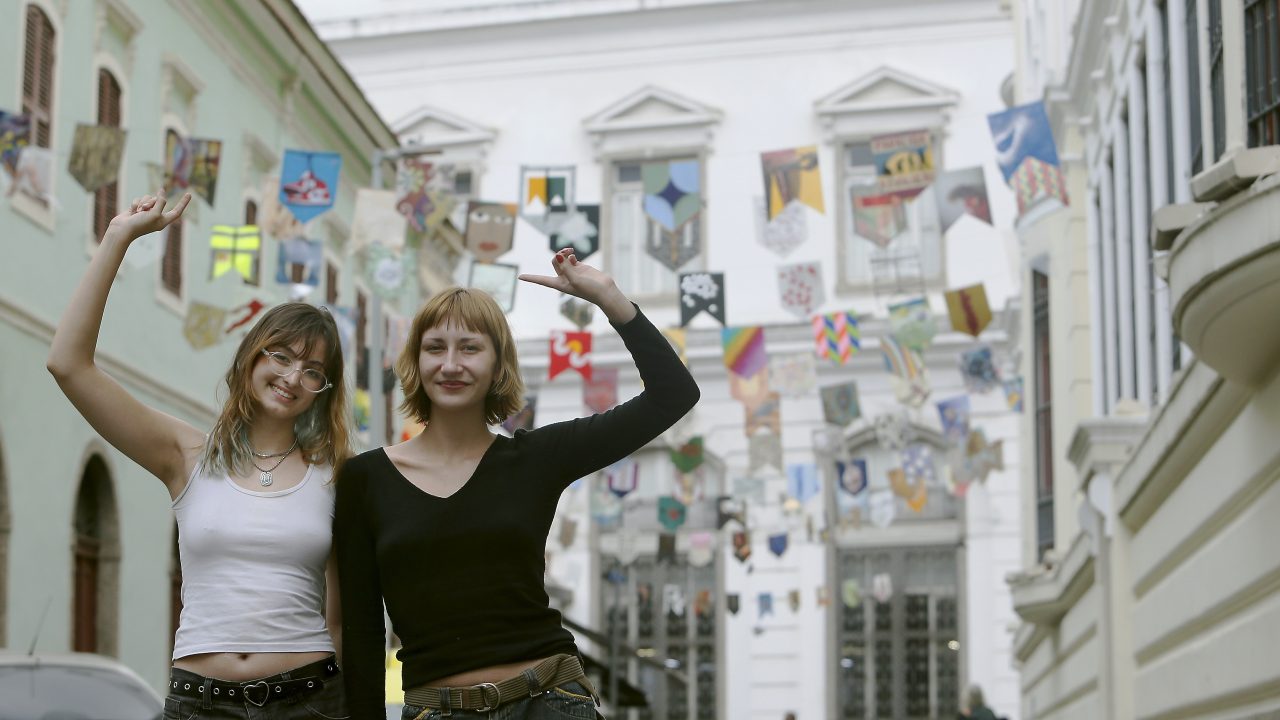 Exposições ao ar livre inspiram roteiro que une arte, história e gastronomia no Centro e na Lapa