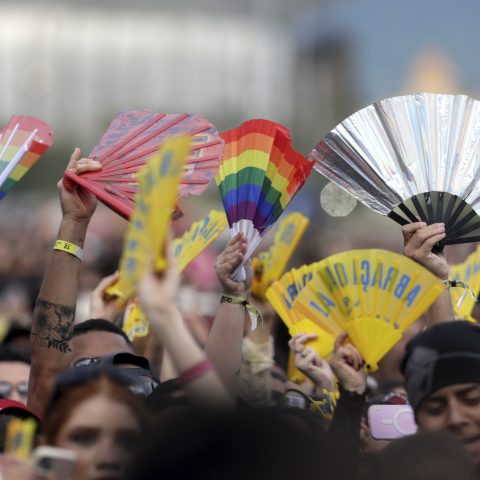 Fãs batem leques no Rock in Rio para sentir a 'energia do momento', e item ganha espaço entre gays e mulheres