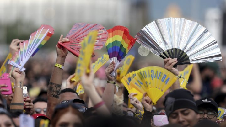 Fãs batem leques no Rock in Rio para sentir a 'energia do momento', e item ganha espaço entre gays e mulheres
