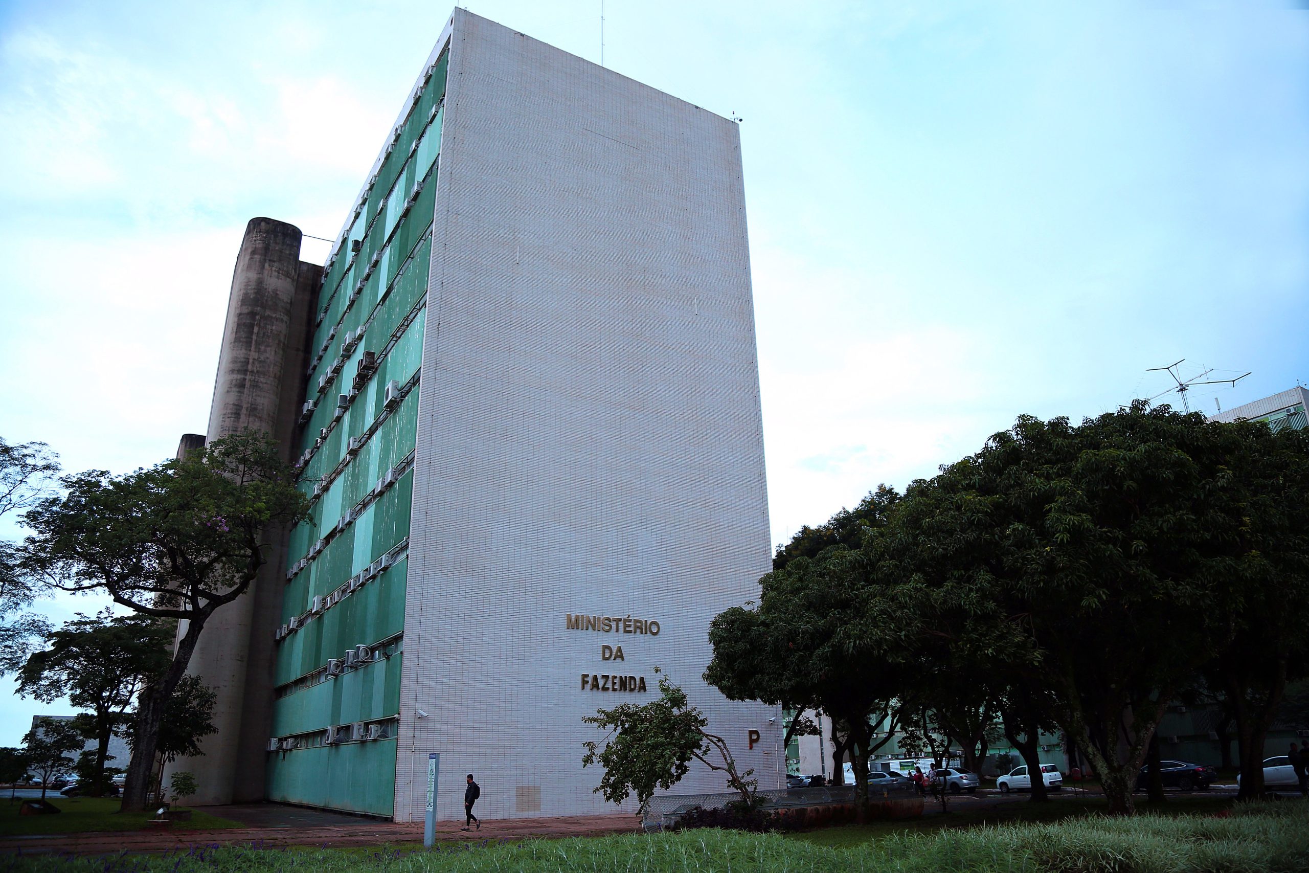 Fazenda reduz estimativas do crescimento da economia e da inflação em 2026