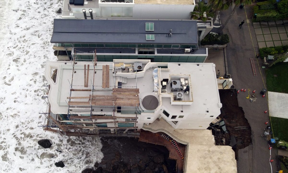 Fenômenos climáticos provocaram abertura de cratera em mansão de Nicolas Cage; entenda