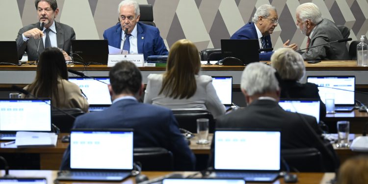 Fim da escala 6x1: comissão do Senado analisa hoje a proposta; veja o que diz o texto