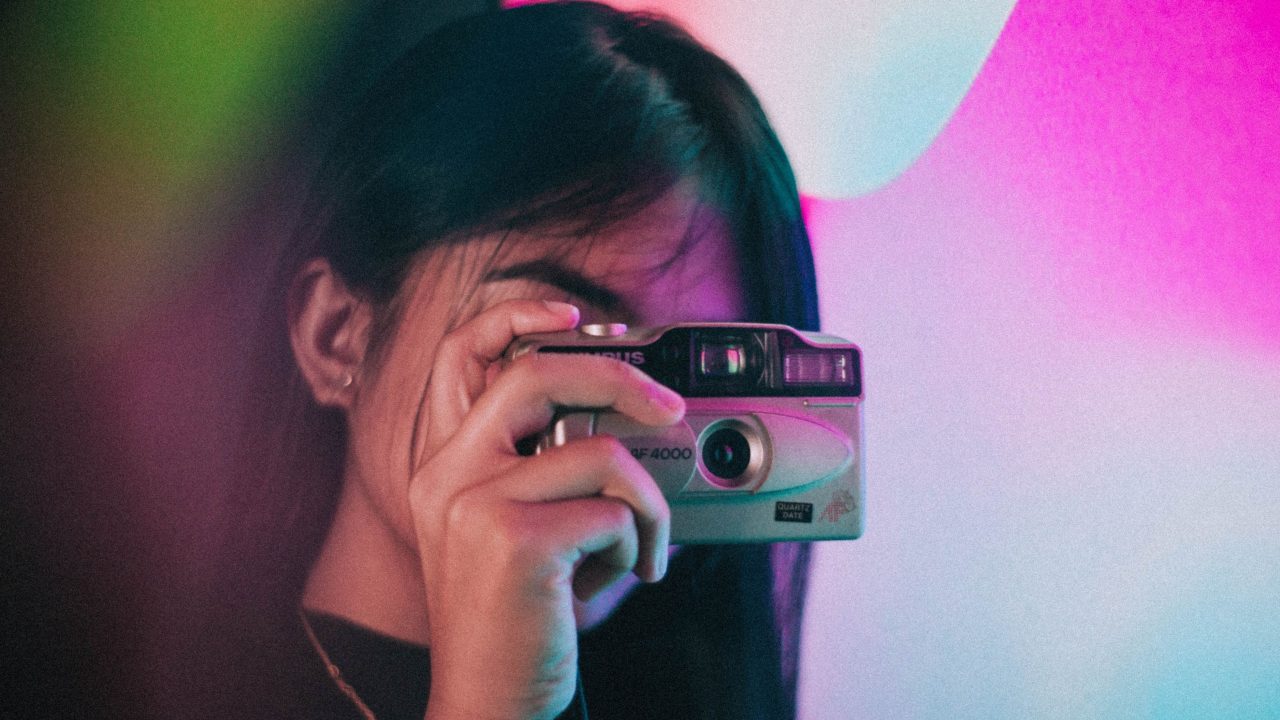 Flash estourado, fotos tremidas e câmeras compactas: por que queremos fotografar como nos anos 2000