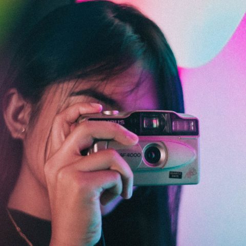 Flash estourado, fotos tremidas e câmeras compactas: por que queremos fotografar como nos anos 2000