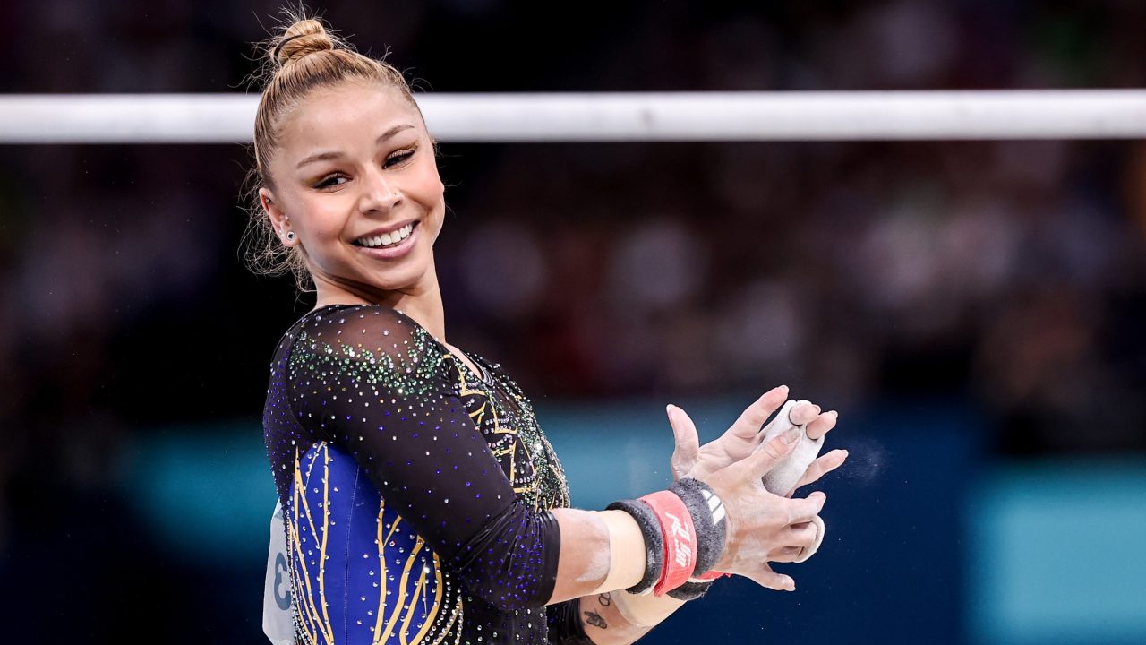 Flávia Saraiva leva medalha de ouro na prova da trave na Copa do Mundo de ginástica; Rebeca Andrade é prata