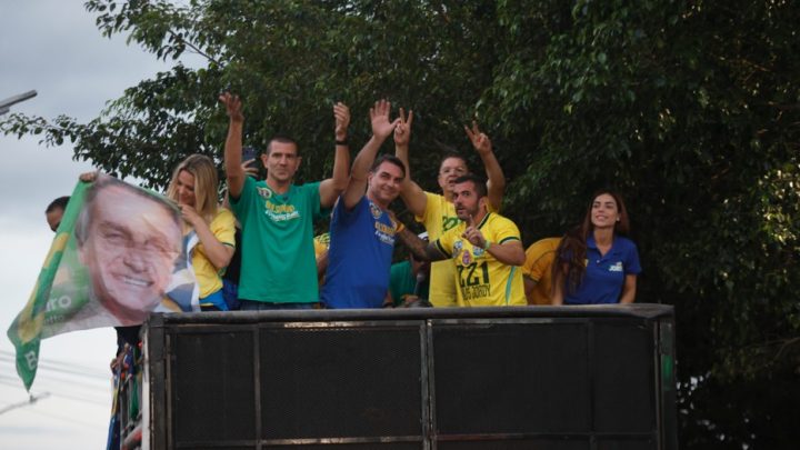Flávio Bolsonaro e Douglas Ruas são recebidos por filho de Garotinho em ato em Campos