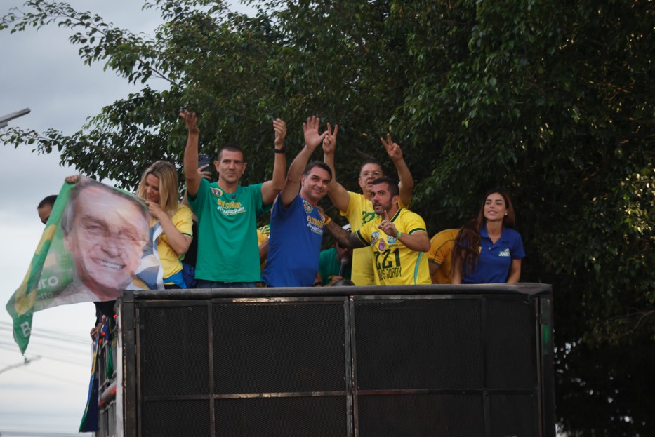 Flávio Bolsonaro e Douglas Ruas são recebidos por filho de Garotinho em ato em Campos