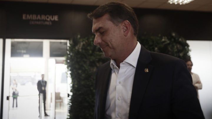 Flávio Bolsonaro voltou dos EUA com a família e advogado em jato de Vorcaro que foi usado por Moraes