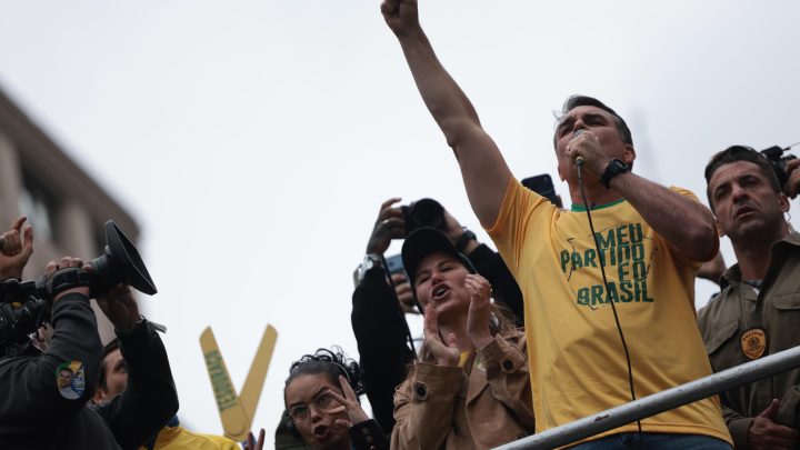 Flávio amplia ofensiva contra STF, mas campanha calibra discurso de olho em eleitor indeciso