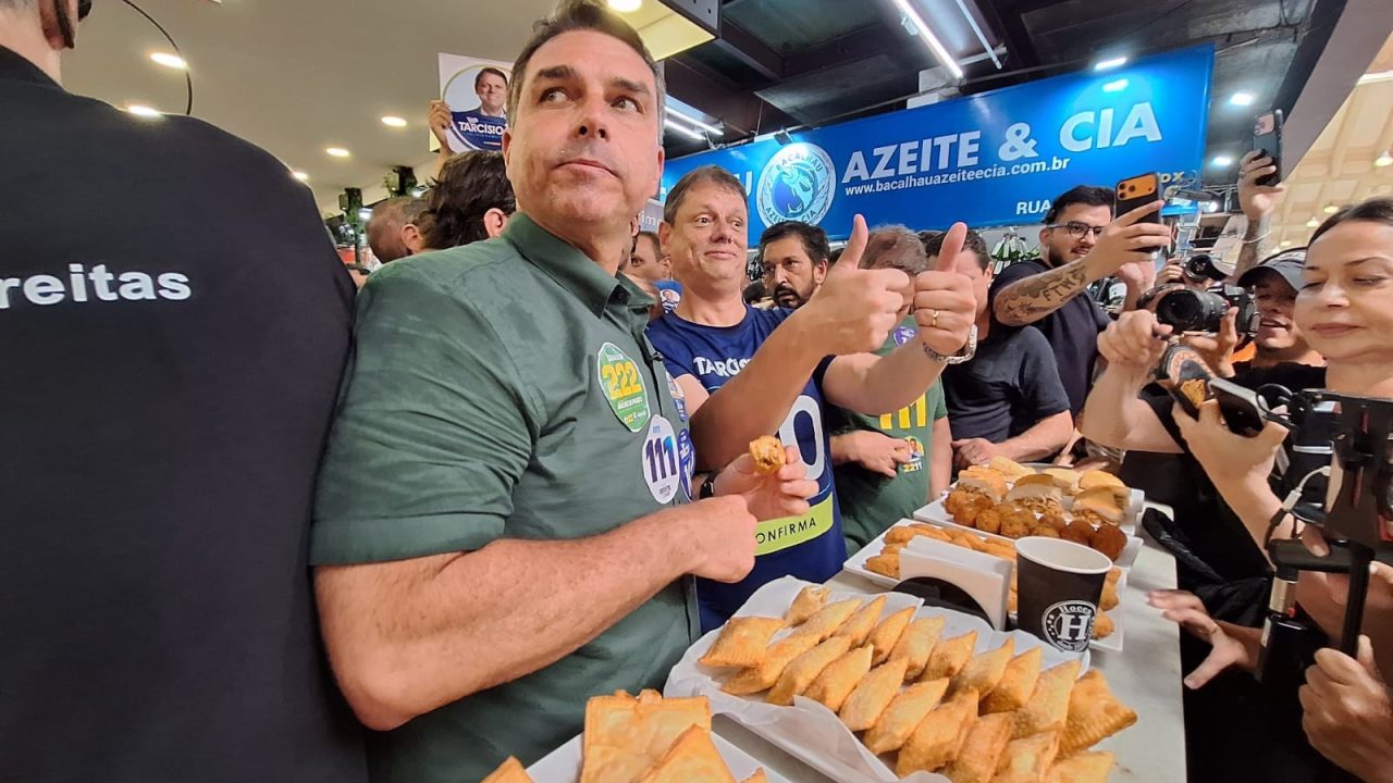 Flávio evita dizer o que fará com bets caso eleito e acusa PT de compartilhar notícias falsas sobre Nossa Senhora para desgastá-lo