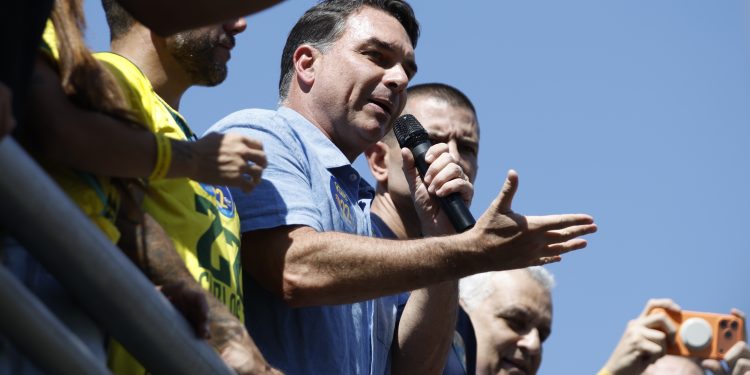 Flávio interrompe campanha e fica em Brasília para se contrapor ao fim da escala 6x1 e tentar esvaziar bandeira de Lula