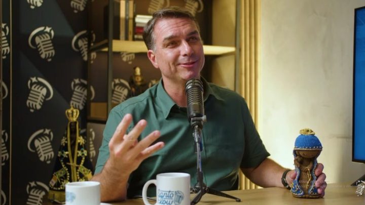 Flávio leva Nossa Senhora de crochê a podcast católico e defende ampliação de isenção a Igrejas