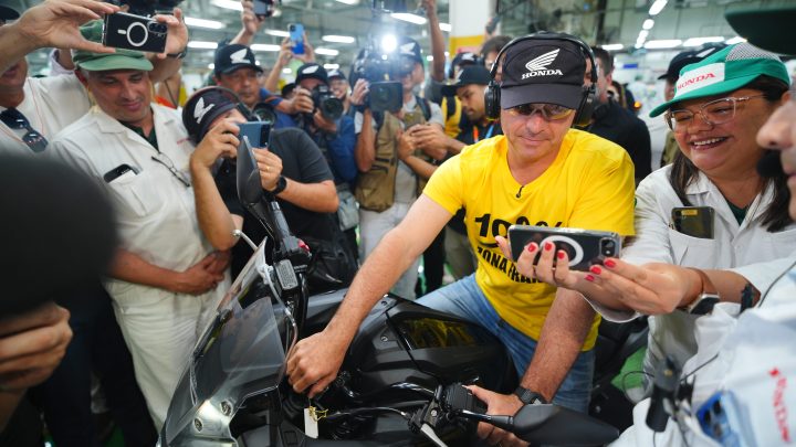 Flávio repete campanha do pai com motociatas e barqueatas, mas visita apenas duas igrejas; veja mapa