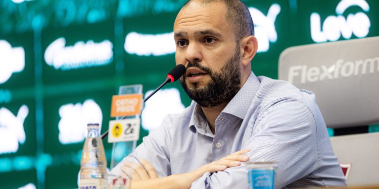Fluminense enfrenta aperto financeiro enquanto negocia futura SAF