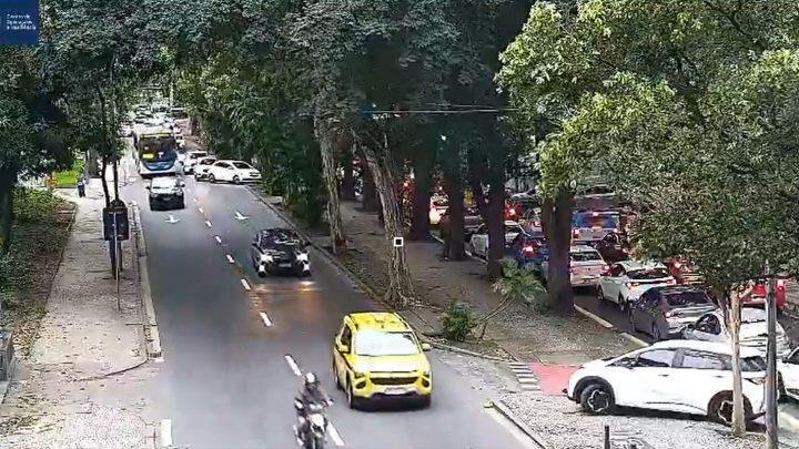 Fortes ventos causam queda de árvores e interdição de ruas no Rio; tempo segue instável