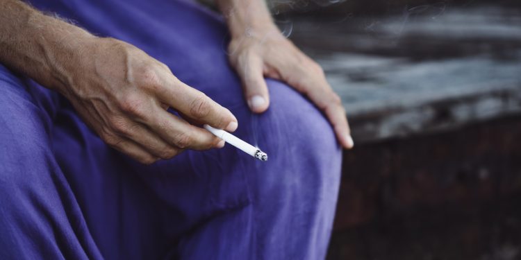 Fumo passivo expôs 2,7 bilhões de pessoas e contribuiu para 1,66 milhão de mortes em um ano, aponta estudo