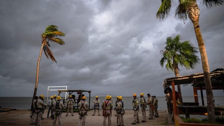 Furacão Polo toca o solo no México com ventos fortes, cortes de energia e risco de inundações