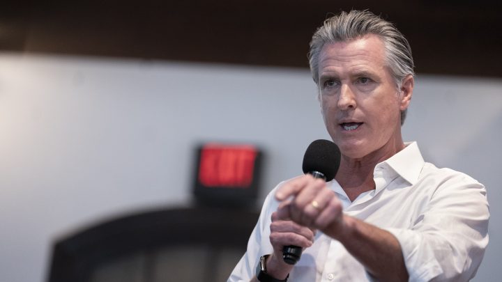 Governador da Califórnia propõe um 'botão de desligamento para a IA para tentar controlar o setor de tecnologia