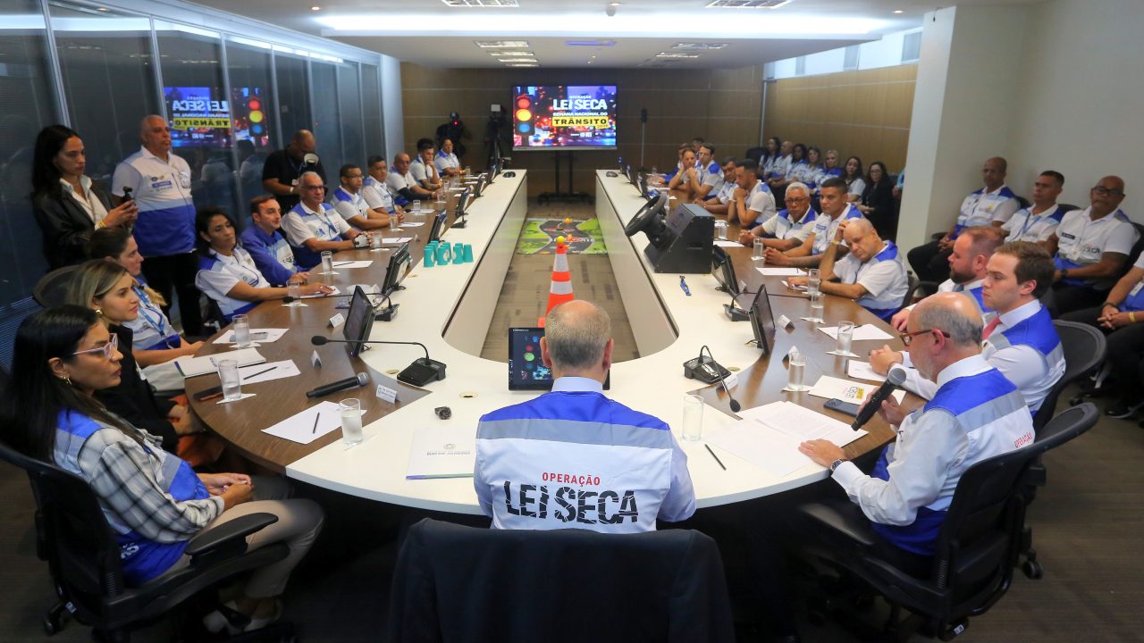 Governador do Rio se reúne com agentes cadeirantes da Operação Lei Seca