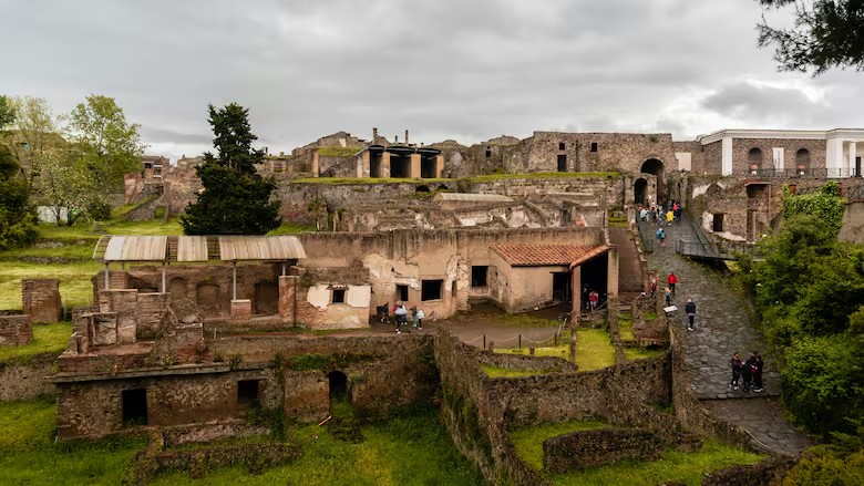 Guarda de Pompeia, na Itália, é preso acusado de estuprar turista adolescente
