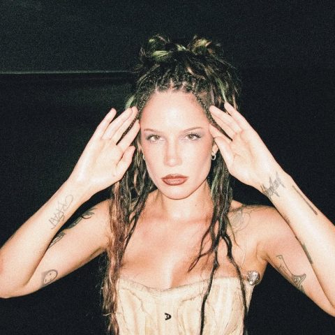 Halsey no Rock in Rio: cantora convive com lúpus, síndrome rara e outros problemas de saúde; entenda