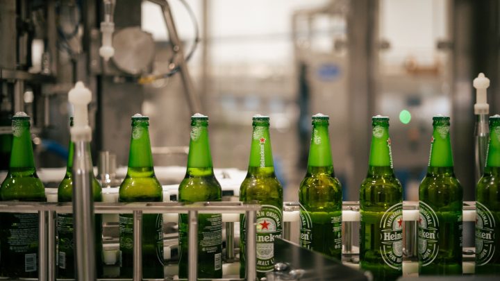 Heineken adota energia 100% renovável na fabricação de sua receita clássica
