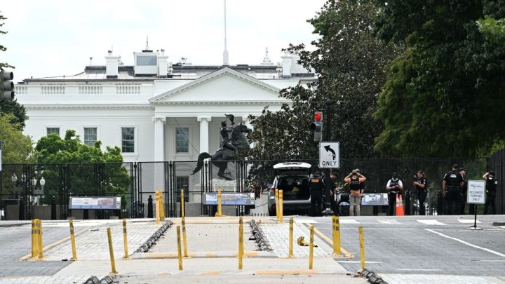Homem 'descontrolado' é detido por Serviço Secreto após invadir calçada nos arredores da Casa Branca com carro e exige falar com Trump