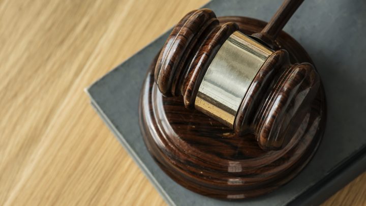Homem deixa de comparecer a tribunal por caso de bebida alcoólica e acaba preso por estupro ocorrido há 30 anos
