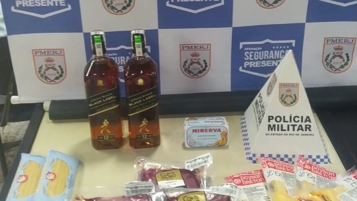 Homem é preso em flagrante após tentar furtar uísque, carnes nobres e queijos de supermercado em Ipanema