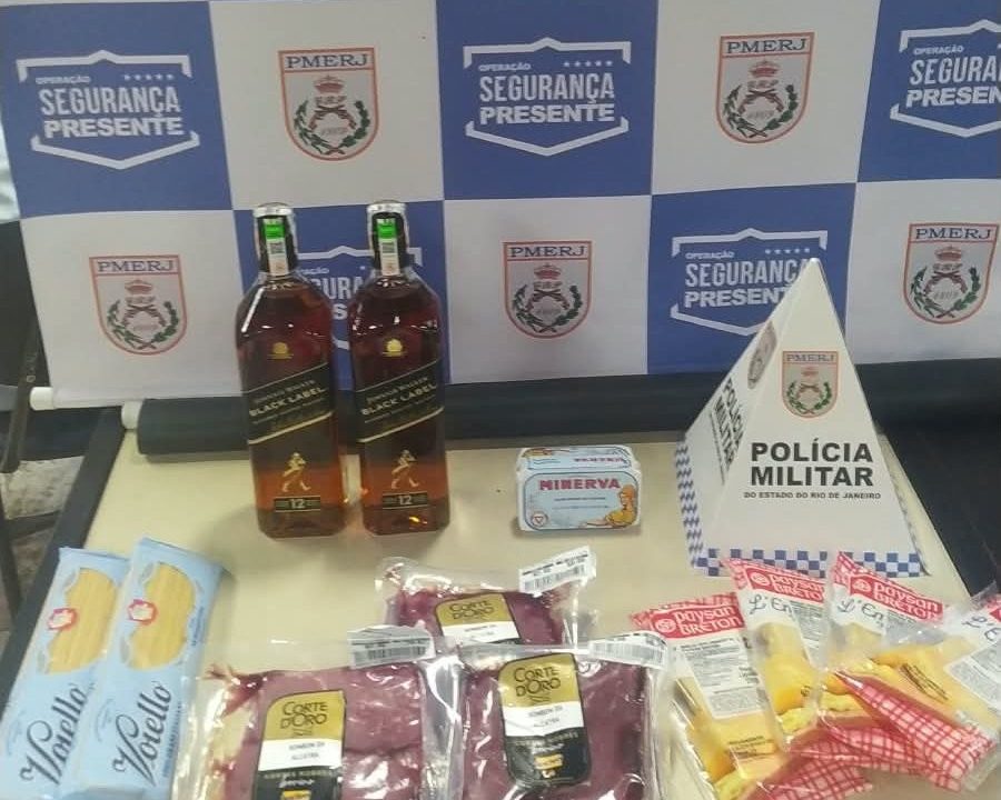 Homem é preso em flagrante após tentar furtar uísque, carnes nobres e queijos de supermercado em Ipanema