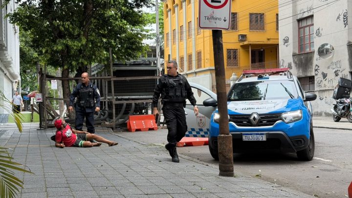 Homem é preso em flagrante por furto de bicicleta no Centro do Rio, a poucos metros de delegacia e batalhão