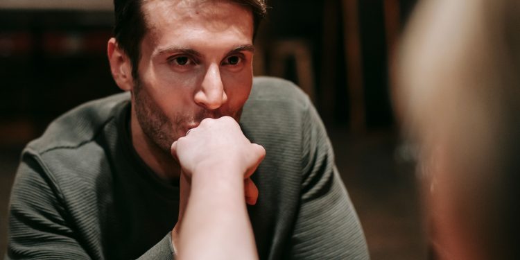 Homens da geração Z estão deixando de tomar banho antes de encontros para tentar atrair mulheres com ‘feromônios’