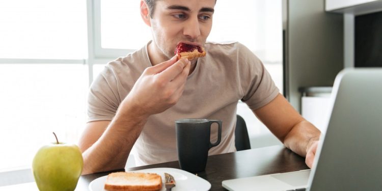 Homens que comem em horários diferentes nos dias úteis e fins de semana podem ter maior risco cardíaco, aponta estudo