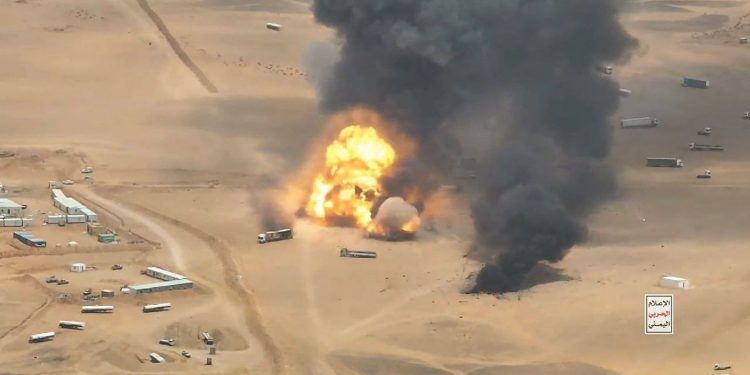 Houthis lançam ataque contra a Arábia Saudita em meio a disputa por controle de região perto de estreito no Iêmen