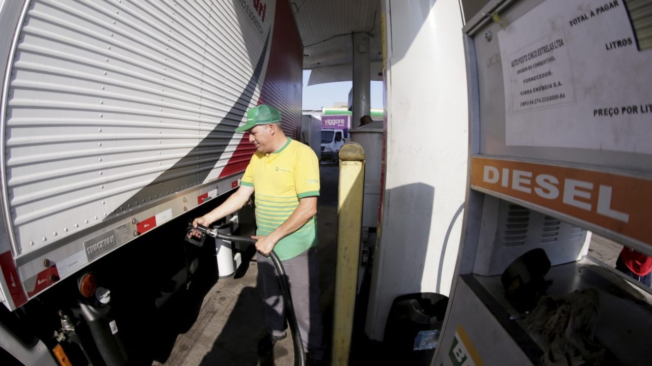 Importadores apontam risco de escassez do diesel com preço defasado, e agro já sente efeito