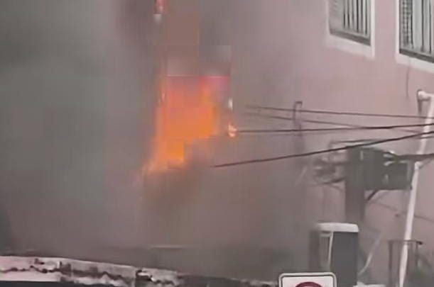 Incêndio atinge bar no Catete na manhã desta terça-feira; vídeo