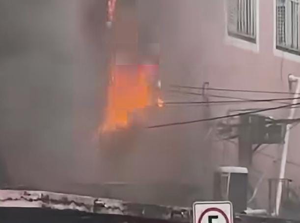 Incêndio atinge bar no Catete na manhã desta terça-feira; vídeo
