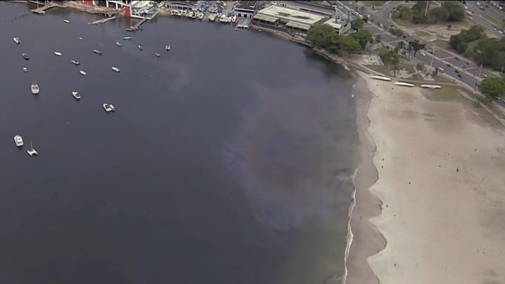 Inea investiga manchas de óleo na Enseada de Botafogo