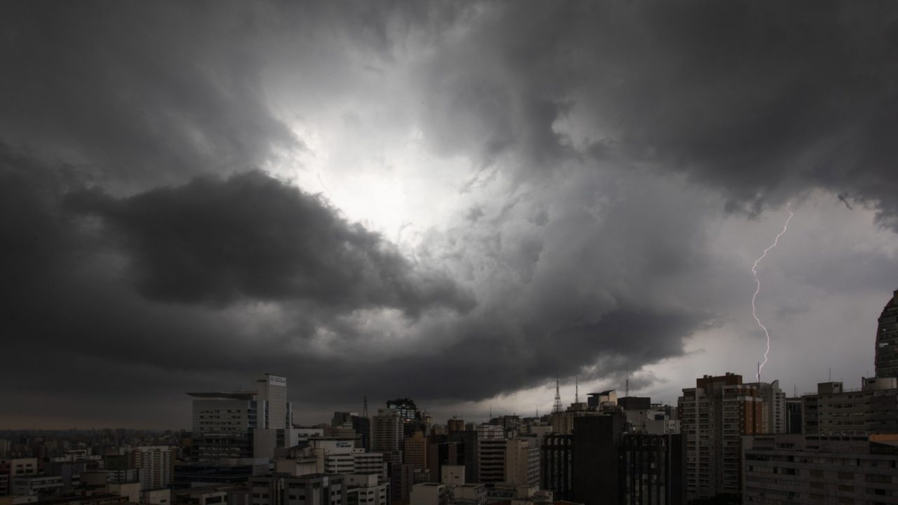 Inmet emite ‘alerta vermelho’ para tempestades no Sul que atingem PR, SC e RS; veja previsão do tempo