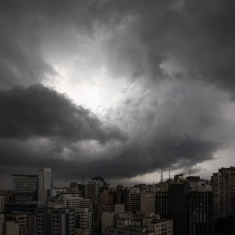 Inmet emite ‘alerta vermelho’ para tempestades no Sul que atingem PR, SC e RS; veja previsão do tempo